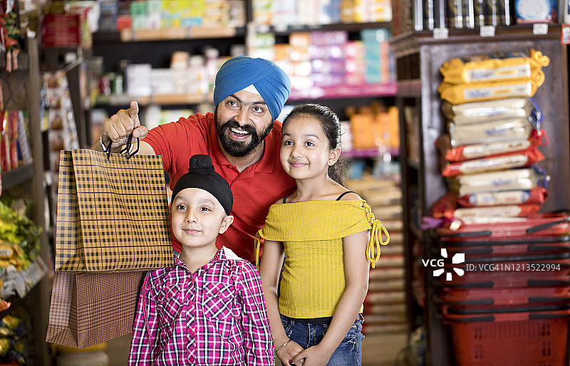 兴奋的家庭在超市购物图片素材