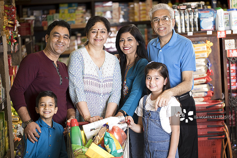 一家人在超市购物图片素材