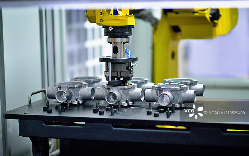 机器人手臂搬运零件图片素材