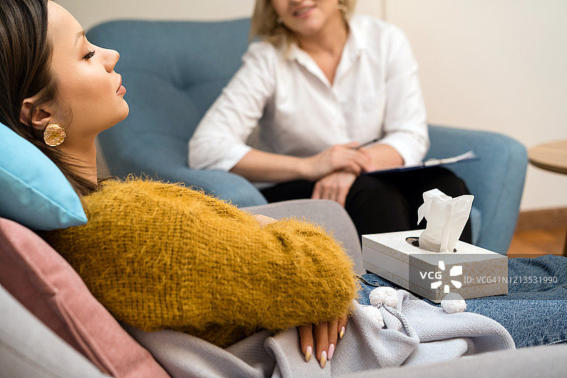 金发中年女心理学家与女病人交谈图片素材