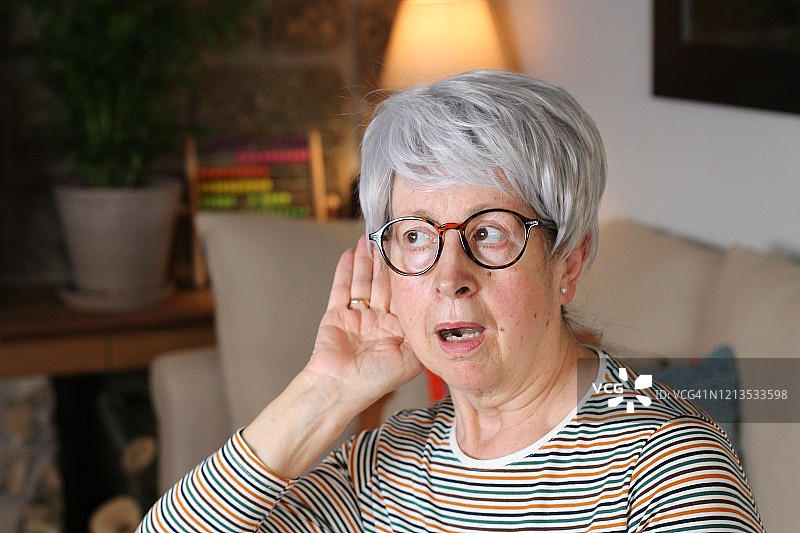 年长的女人在享受闲聊时光图片素材