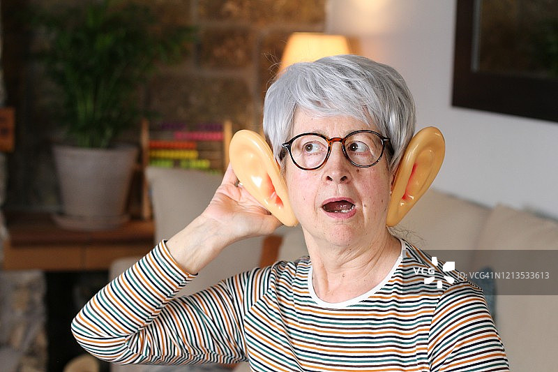 年长的女人，耳朵较大图片素材