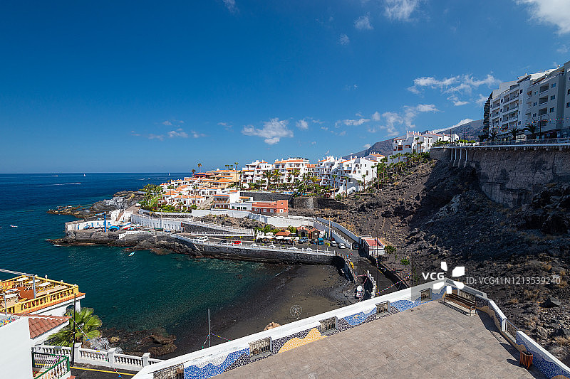 西班牙特内里费岛南部的“圣地亚哥港”镇景观图片素材