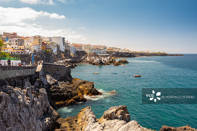 西班牙特内里费岛南部的“圣地亚哥港”镇景观图片素材