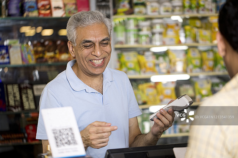 男人在超市用信用卡支付图片素材
