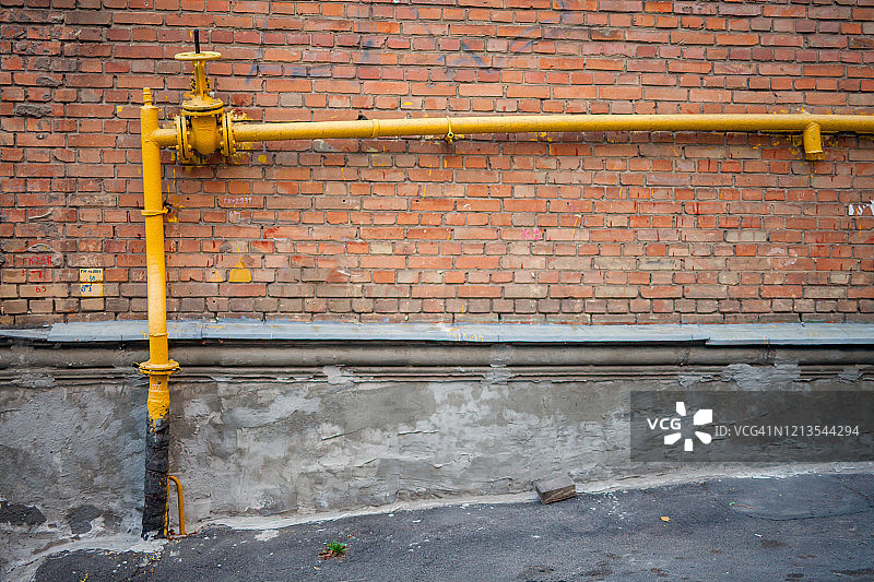 建筑物外墙上的燃气管道图片素材