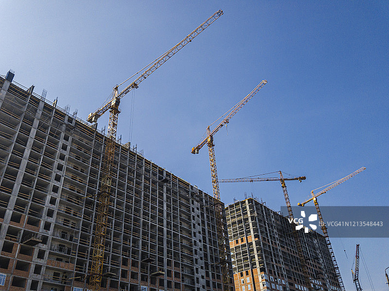 多台建筑起重机正在建造现代化住宅楼图片素材