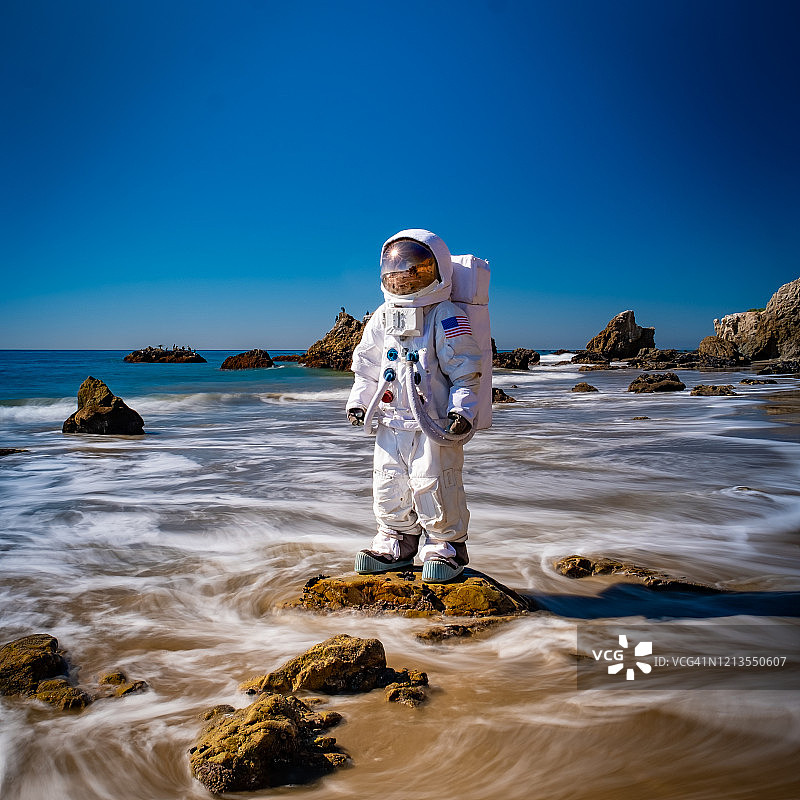 冲浪中的宇航员图片素材