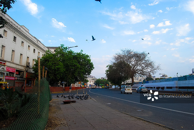 印度新德里康诺特广场的空旷道路图片素材
