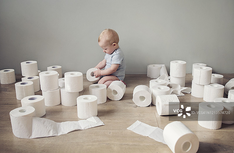宝宝玩卫生纸卷图片素材