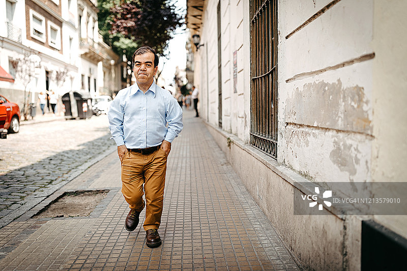 走在城市街道上的矮个子男人图片素材