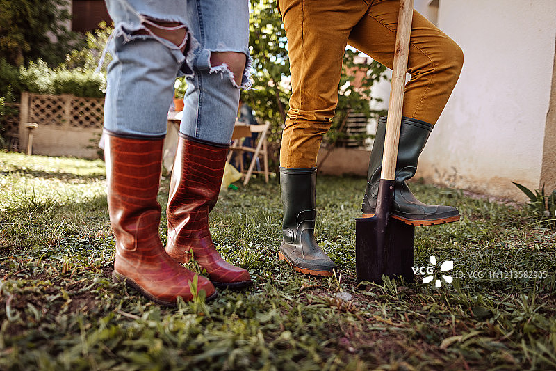 母子在晴朗的一天准备园艺图片素材