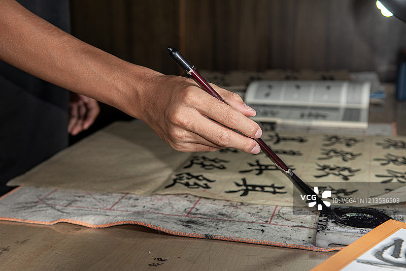 在家用毛笔蘸墨写书法图片素材