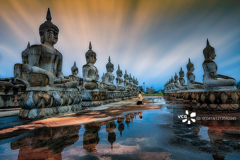 旅行者在泰国洛坤府佛教寺庙中参观考古遗址和佛像图片素材