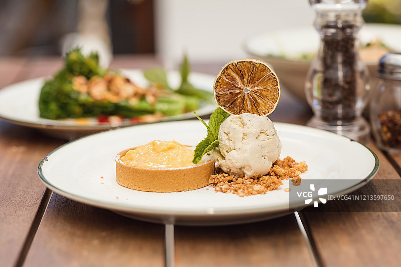 柠檬挞和香草冰淇淋甜点图片素材