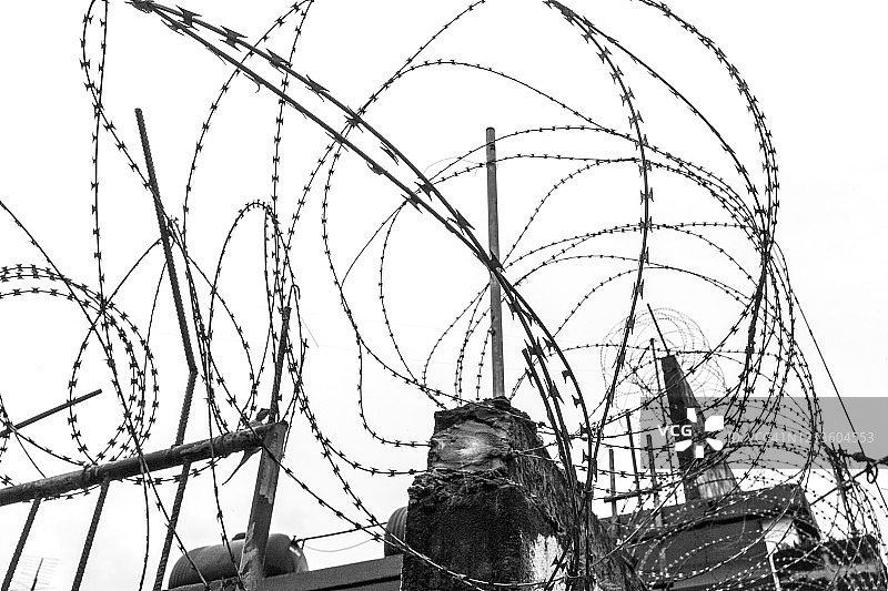 利比里亚，带刺铁丝网图片素材