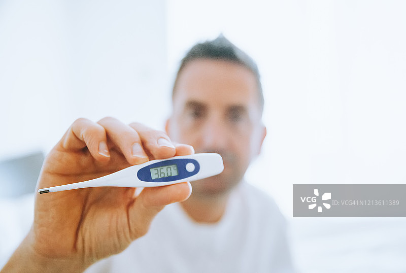 男人用体温计检查体温图片素材
