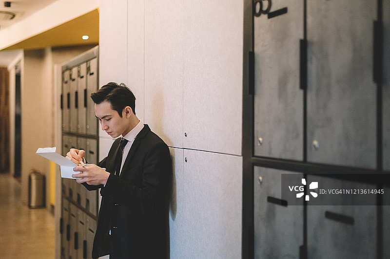 中国男高管在办公室走廊吃午餐盒饭图片素材