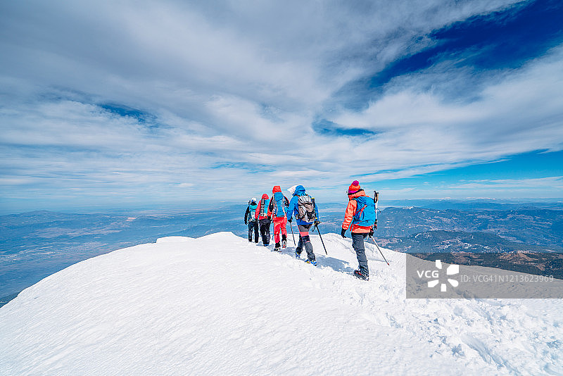 冬季高海拔山峰登山队攀登图片素材