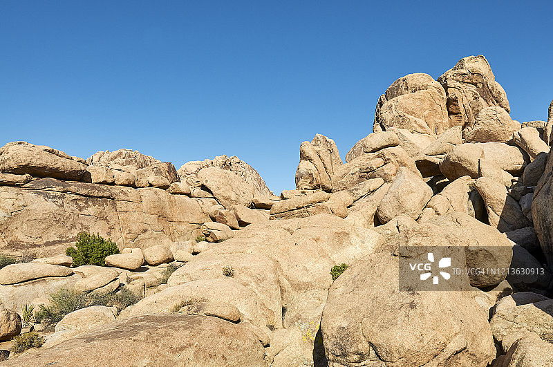 约书亚树国家公园的蓝天下巨石群图片素材