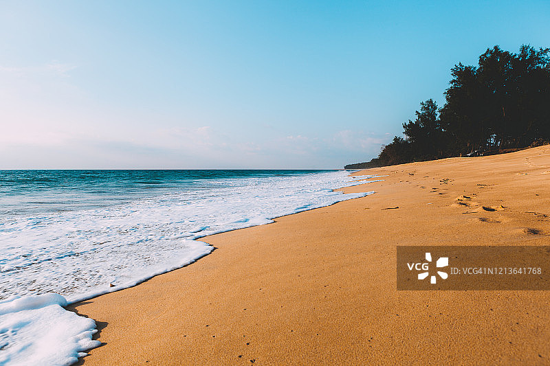泰国海滩潮汐波浪景观，金色沙滩，蓝色天空图片素材