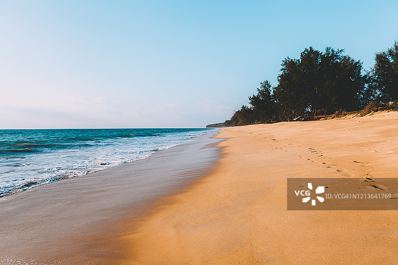 泰国海滩潮汐波浪景观，金色沙滩，蓝色天空图片素材