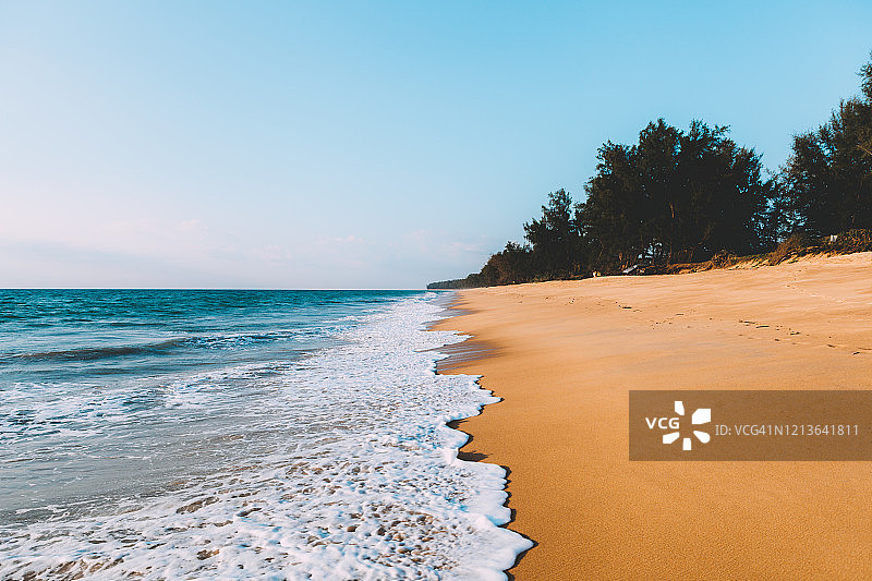 泰国海滩潮汐波浪景观，金色沙滩，蓝色天空图片素材