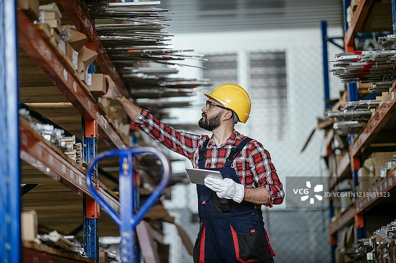 仓库里的工厂工人照片图片素材