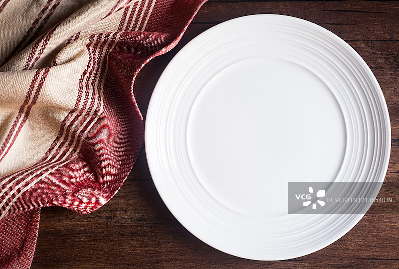 旧木纹背景餐巾上的空白白盘俯视图图片素材