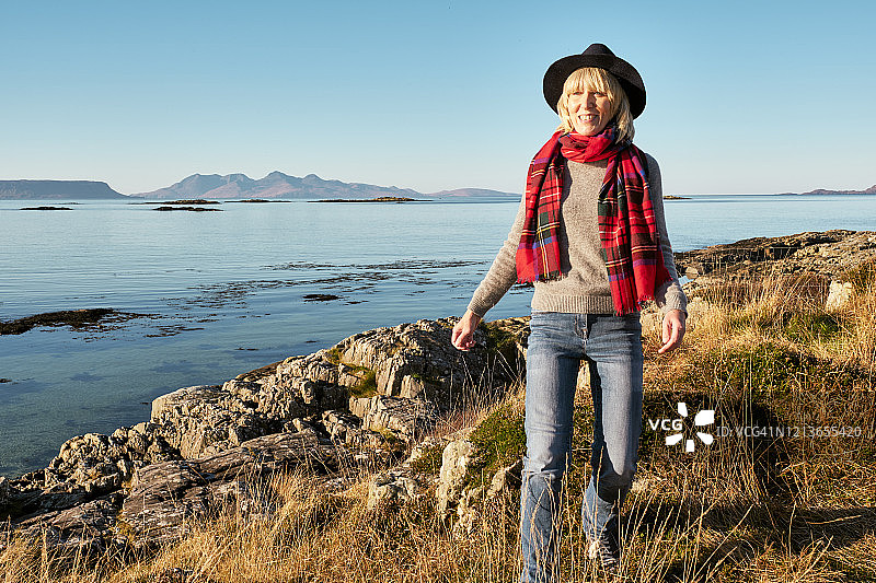 老年妇女在苏格兰阿里赛格沿海散步图片素材