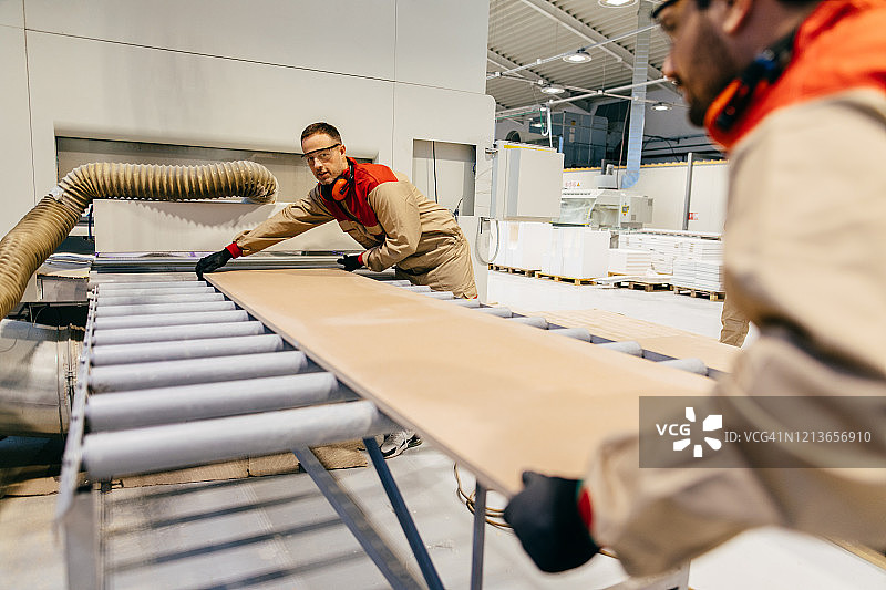 两名男工人在家具行业工作图片素材