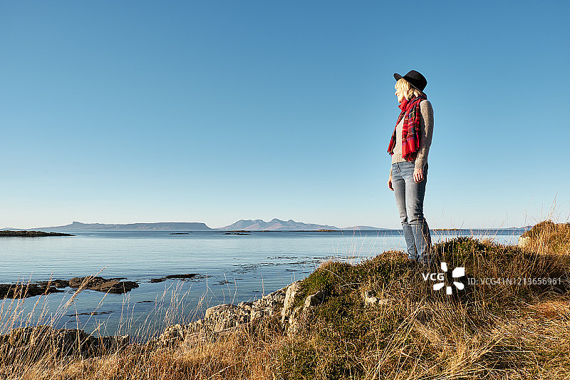 老年妇女在苏格兰阿里赛格沿海散步图片素材