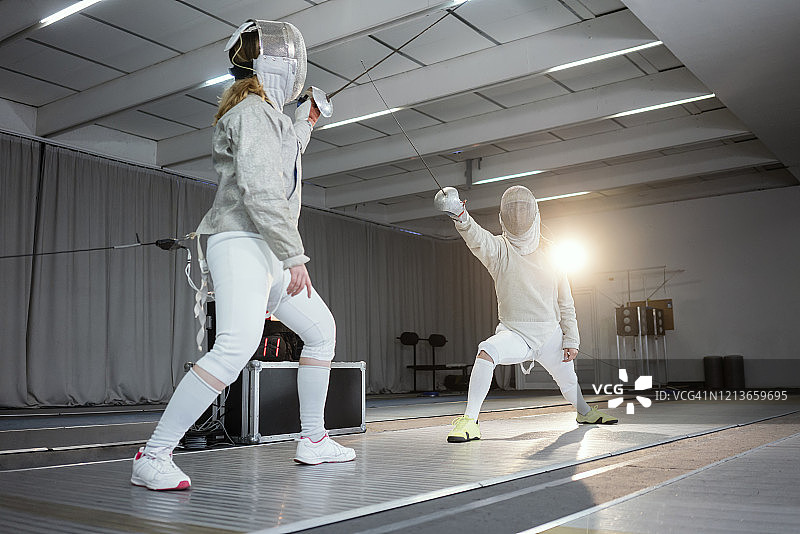 两位女击剑手图片素材