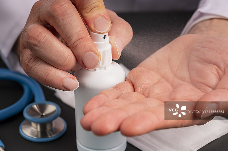 医生用消毒液清洁双手图片素材