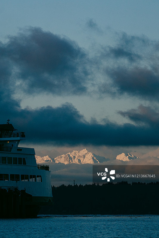 从埃德蒙兹渡轮码头看到的奥林匹克山脉景色图片素材