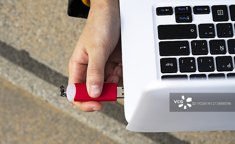 手将U盘连接到笔记本电脑图片素材