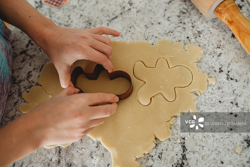 女孩用饼干模具切割饼干图片素材