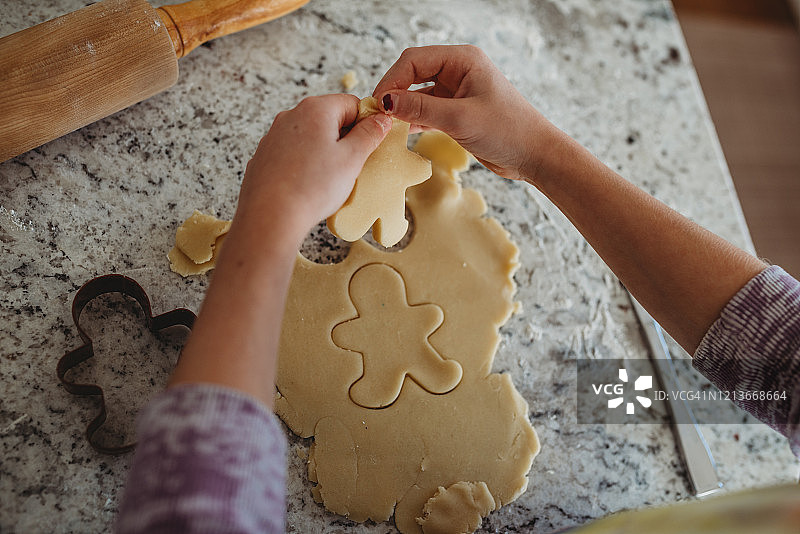 女孩与姜饼饼干俯视图图片素材