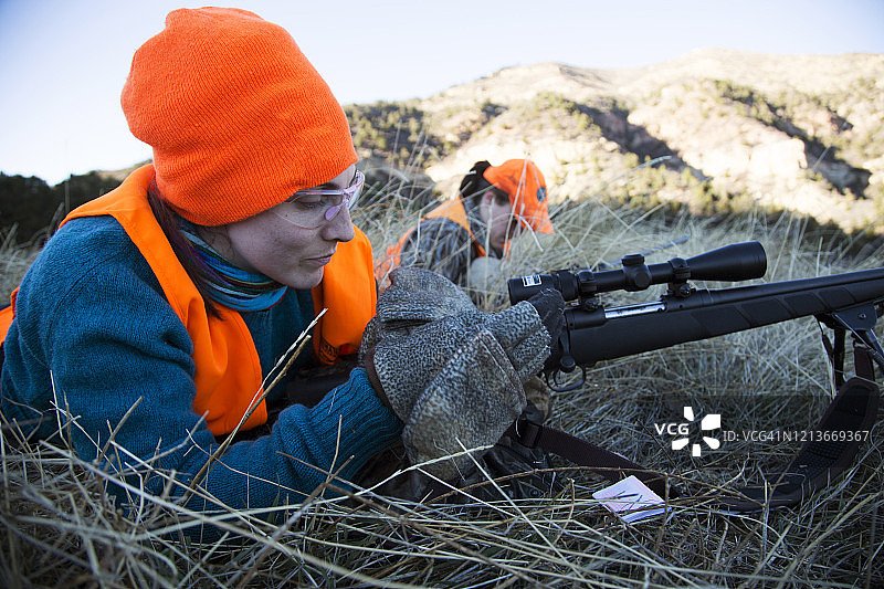 两名女猎人在科罗拉多州准备步枪射击麋鹿图片素材