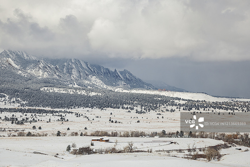 科罗拉多州博尔德市郊外雪中熨斗山图片素材