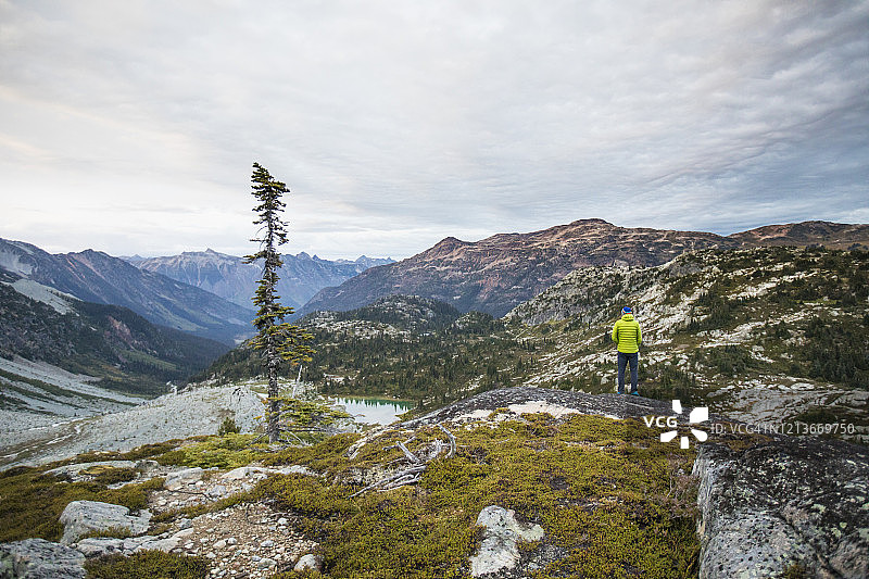 徒步旅行者站在日出时的观景点图片素材
