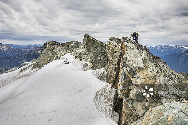 攀岩者接近 rocky 山峰的顶峰图片素材