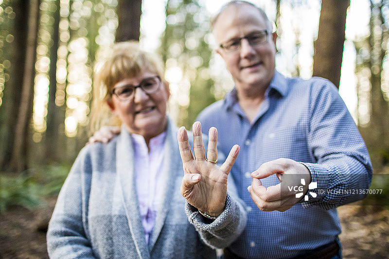 老夫妇用手指庆祝40周年纪念日图片素材