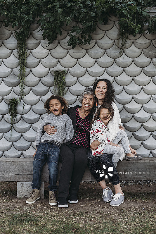 户外微笑的多代同堂家庭肖像图片素材