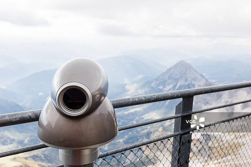 山中设有投币式望远镜的观景台图片素材