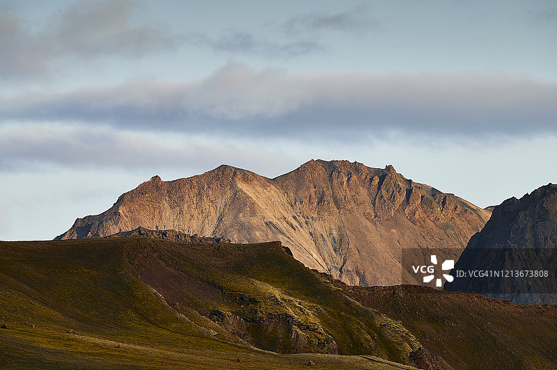 多云天空下的壮丽高地图片素材