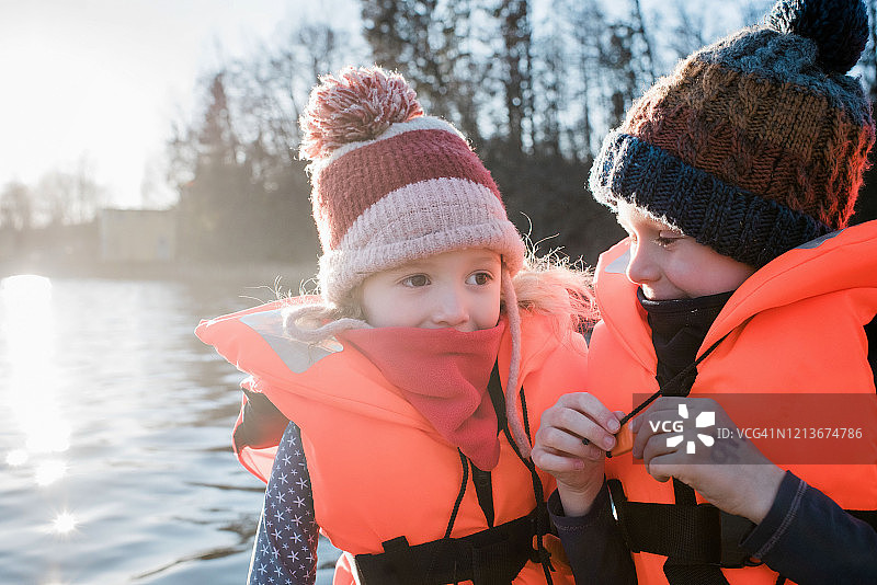 兄妹坐在沙滩上聊天欢笑图片素材