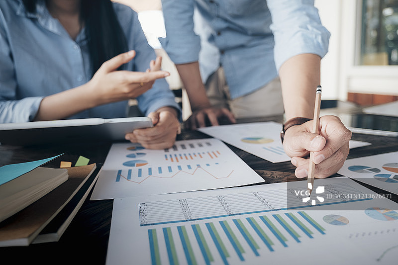 洽谈招商合作。图片素材