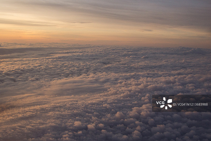 飞机云的形成图片素材