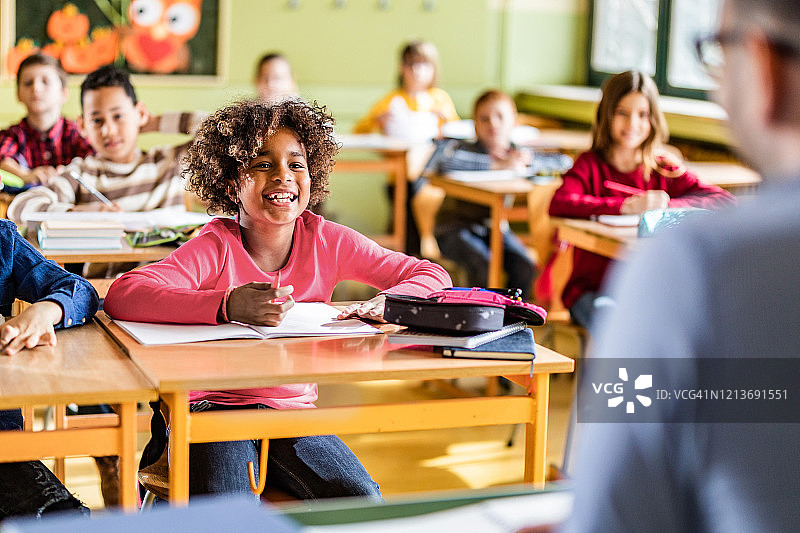 小学生快乐上课图片素材